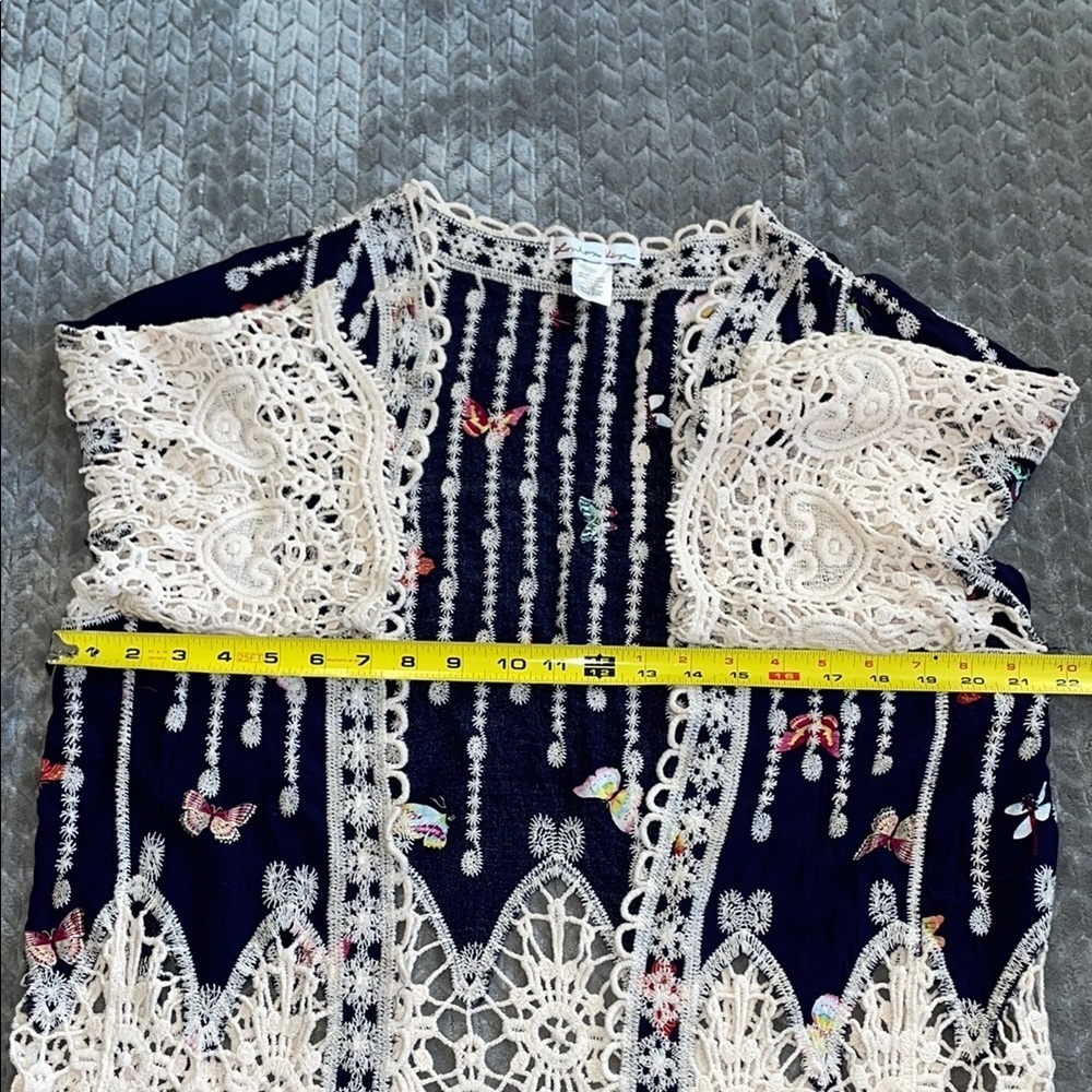 London Kaye Short Sleeve Crocheted Lace & Embroidered w butterfly pattern. - Picture 7 of 9